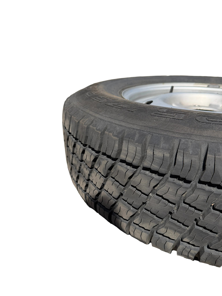 Wiel- en Banden Set 16 inch Zilver 225/75R16 (5x) – Hunter & 469; Bukhanka – GEBRUIKT