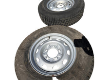 Afbeelding in Gallery-weergave laden, Wiel- en Banden Set 16 inch Zilver 225/75R16 (5x) – Hunter &amp; 469; Bukhanka – GEBRUIKT