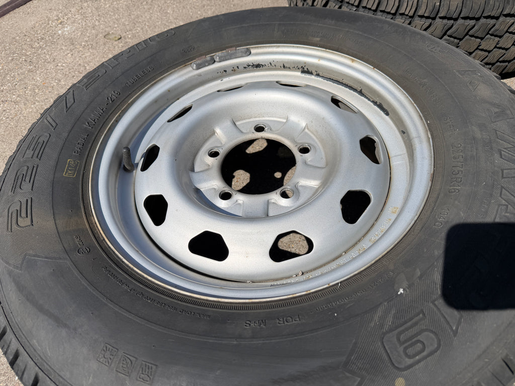 Wiel- en Banden Set 16 inch Zilver 225/75R16 (5x) – Hunter & 469; Bukhanka – GEBRUIKT