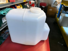 Laden Sie das Bild in den Galerie-Viewer, Scheibenwaschbehälter mit Pumpe – Bukhanka Modern (2.7L) – OEM 220695-5208045-01