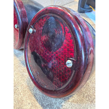 Načíst obrázek do prohlížeče Galerie, Taillight Set with Underlighting (2 pcs) – GAZ – OEM 451-34612377 - Used &amp; Refurbished - UAZ spare parts