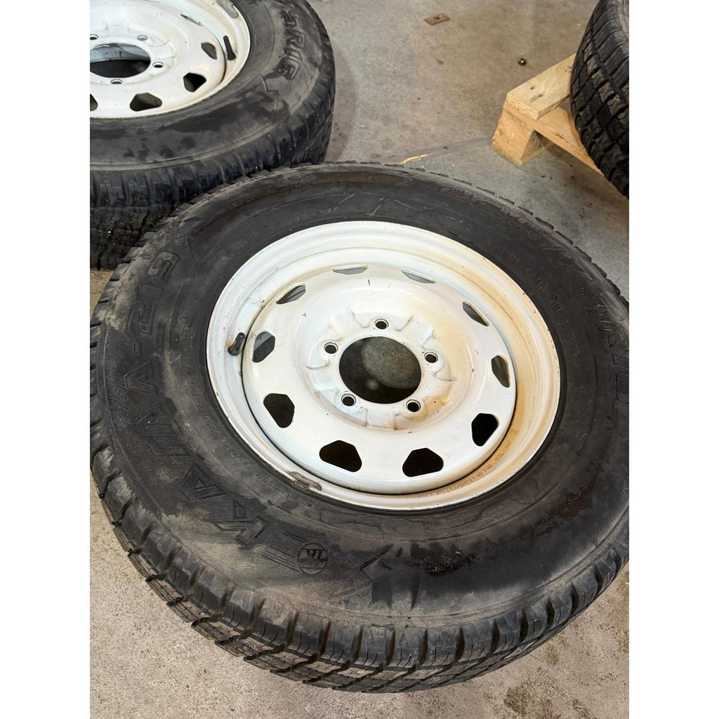 Wheel & Tire Set 16in White 225/75R16 (5x) – Hunter & 469; Bukhanka – USED - - UAZ spare parts