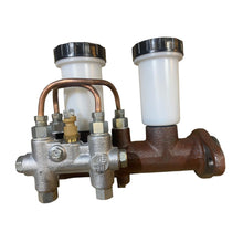 Kép betöltése a Galéria nézegetőbe, Brake Master Cylinder Dual Reservoir with Proportioning Valve – Bukhanka Modern (2.7L), Hunter &amp; 469 (2.7L) – OEM 3151 - 3505010 / 046900 - 3505010 - 95 – Avto Gidravlika UAZ onderdeel – OEM 3151 - 3505010 / 046900 - 3505010 - 95