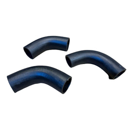 Radiator/Coolant Hose Set (3 pcs, Silicone) – Bukhanka Classic (2.4L), Hunter & 469 (2.4L) – OEM 451 - 1303027, 451 - 1303010 – UAZPARTS.COM UAZ onderdeel – OEM 451 - 1303027 (2x) en 451 - 1303010 (1x)