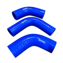 Carica l'immagine nel visualizzatore di Gallery, Radiator/Coolant Hose Set (Silicone) – Bukhanka Classic (2.4L), Hunter &amp; 469 (2.4L) – OEM 451 - 1303027, 451 - 1303010 – UAZPARTS.COM UAZ onderdeel – OEM 451 - 1303027 (2x) en 451 - 1303010 (1x) SILICON