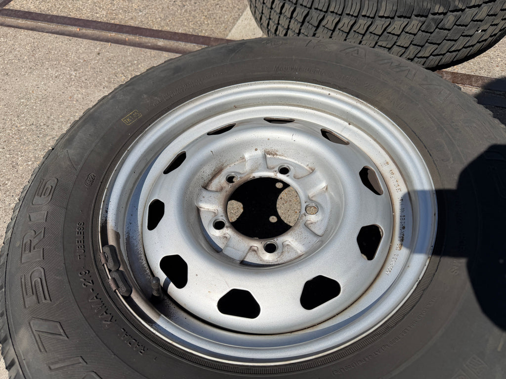 Wheel & Tire Set 16in Silver 225/75R16 (5x) – Hunter & 469; Bukhanka – USED – UAZPARTS.COM UAZ PART – OEM 64747447 silver