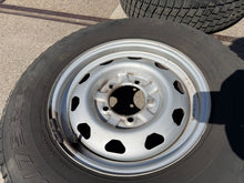 Ielādēt attēlu galerijas skatītājā, Wheel &amp; Tire Set 16in Silver 225/75R16 (5x) – Hunter &amp; 469; Bukhanka – USED – UAZPARTS.COM UAZ PART – OEM 64747447 silver