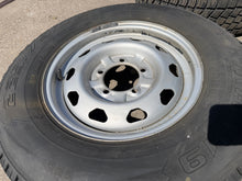 Ielādēt attēlu galerijas skatītājā, Wheel &amp; Tire Set 16in Silver 225/75R16 (5x) – Hunter &amp; 469; Bukhanka – USED – UAZPARTS.COM UAZ PART – OEM 64747447 silver