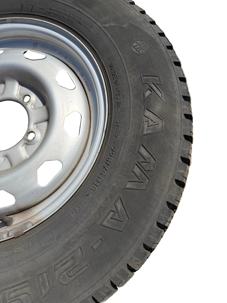 Wheel & Tire Set 16in Silver 225/75R16 (5x) – Hunter & 469; Bukhanka – USED – UAZPARTS.COM UAZ PART – OEM 64747447 silver