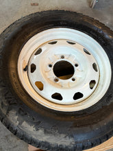 Afbeelding in Gallery-weergave laden, Wheel &amp; Tire Set 16in White 225/75R16 (5x) – Hunter &amp; 469; Bukhanka – USED – UAZPARTS.COM UAZ PART – OEM 64747447